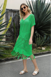 Robe en tricot à col en V, manches courtes et ourlet à franges